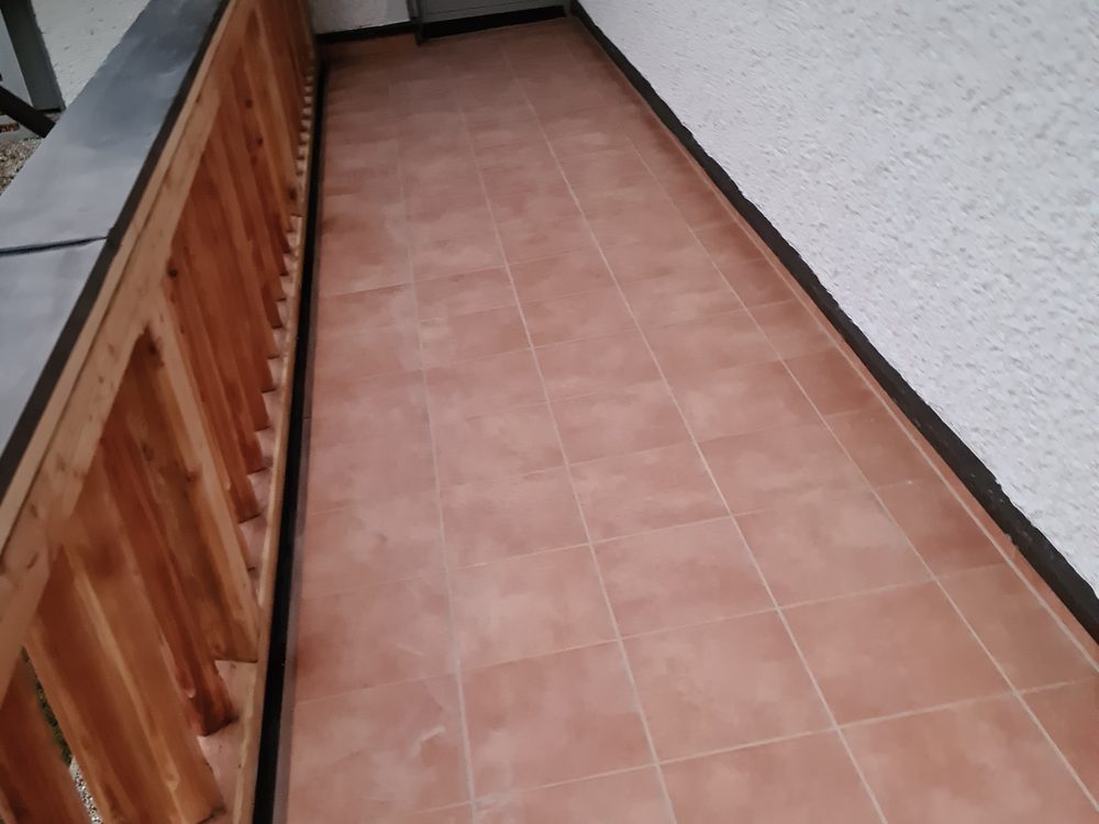 Taras wykończony gresem - równo ułożone płyty, gotowe do użytku. (4)